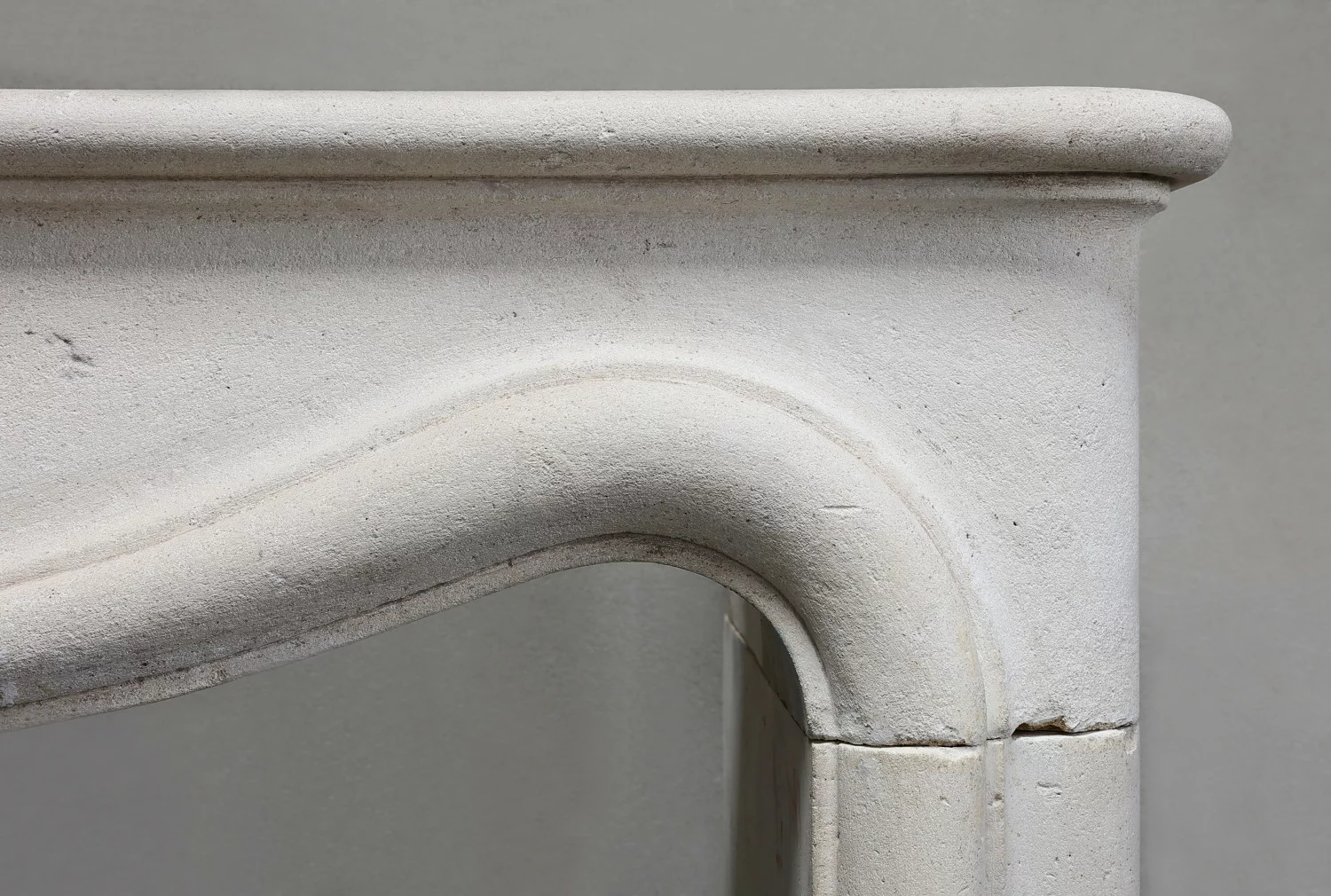 elegante chimney of french limestone