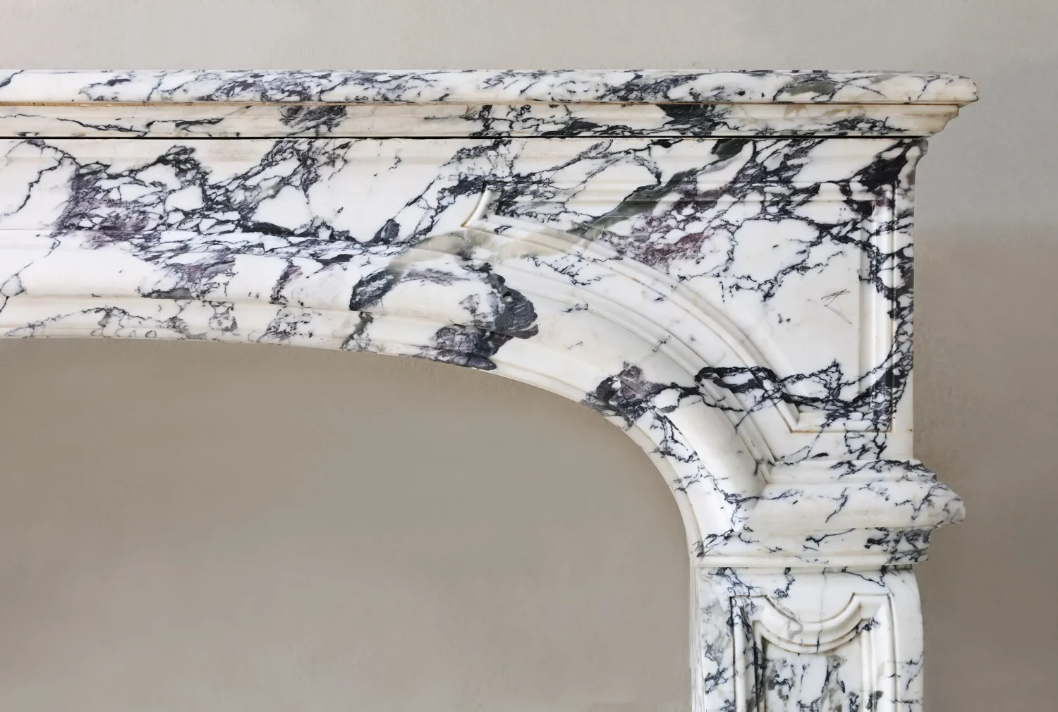 Upper-right corner detail of Paonazzo marble chimneypiece, surface patina and veining close-up, Ref. 1557