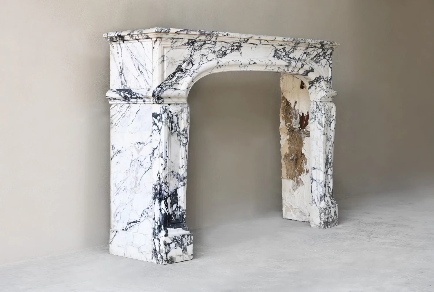 Angled view of antique marble fireplace surround in Paonazzo marble, showing 45 cm depth and veining, Ref. 1557