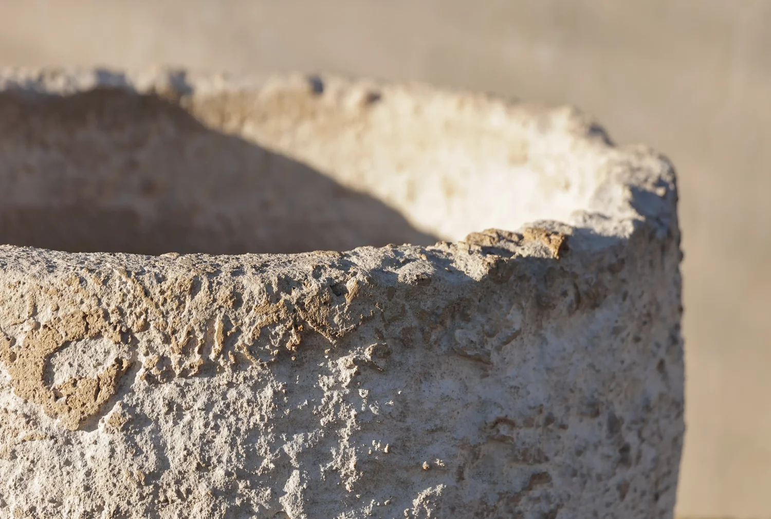 Rim detail close-up on round antique limestone planter showing wear and tooling marks, Ref. TUIN054