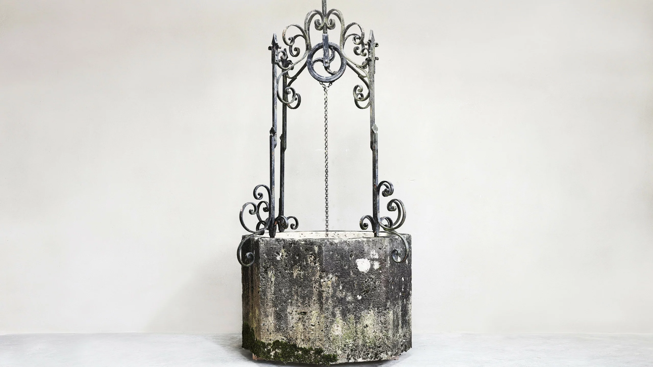 Antique water well | Cast iron and limestone | 19th century