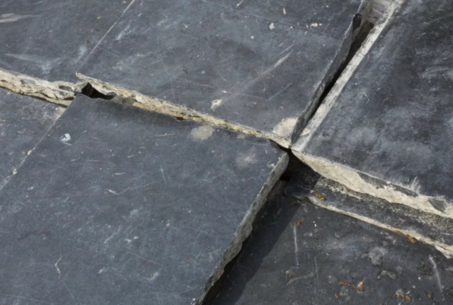 Reclaimed Noir de Mazy black limestone floor in country-style kitchen – antique church tiles 38x38 cm