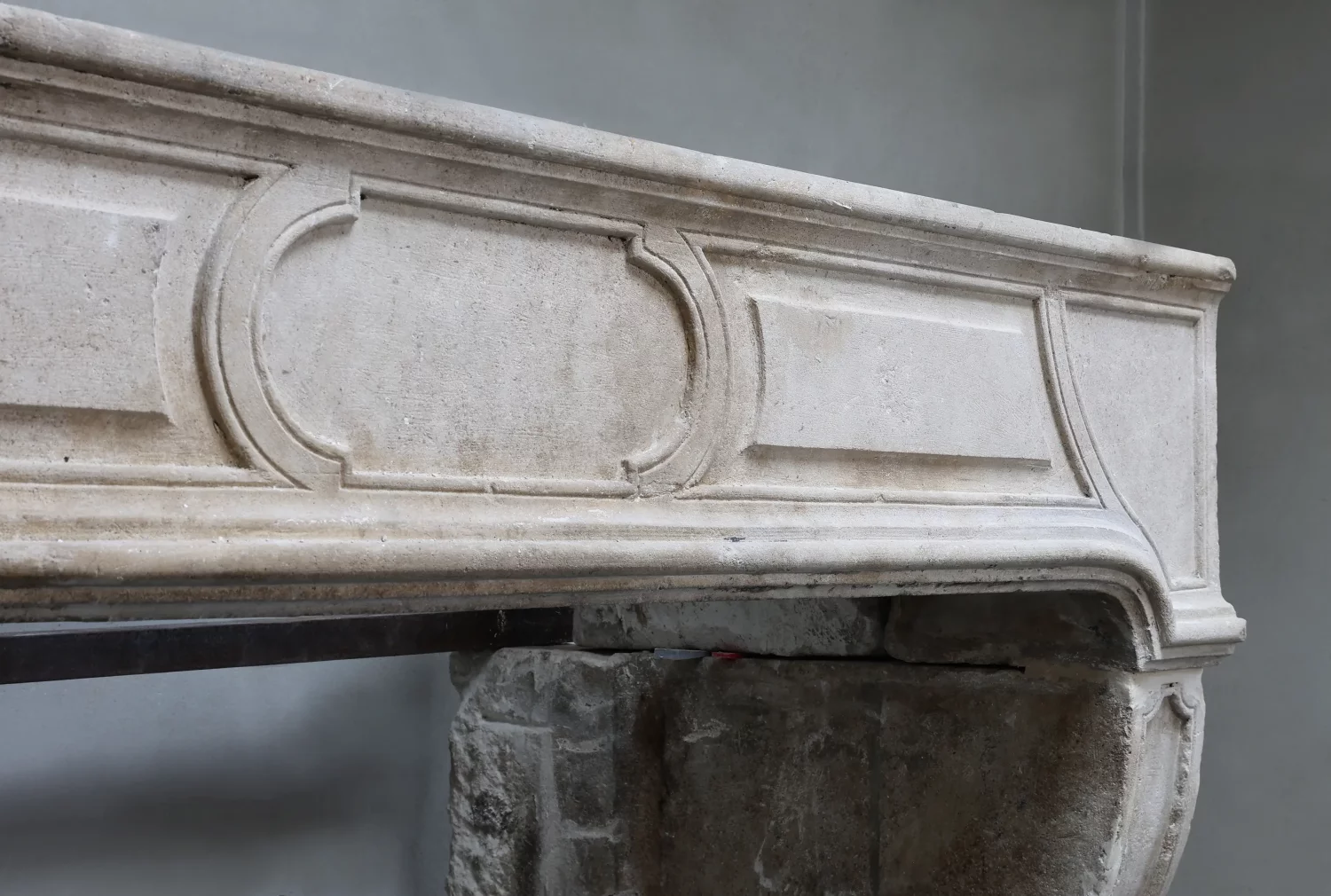 Cartouche detail on lintel of Antique French Fireplace Ref. 1578, hand-carved French limestone, circa 1760–1780