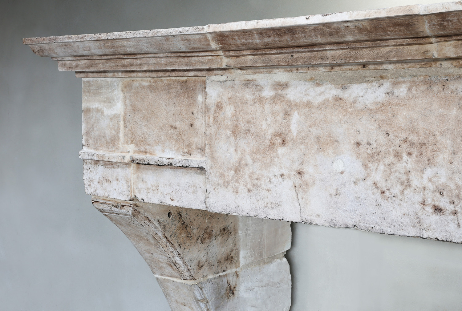 Louis XIII style chimney