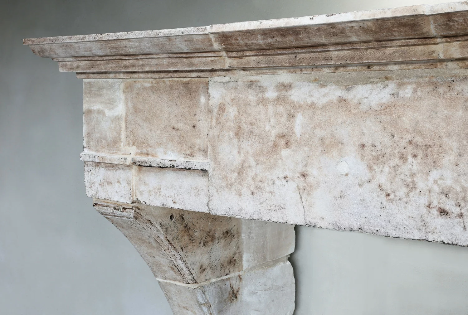 Louis XIII style chimney