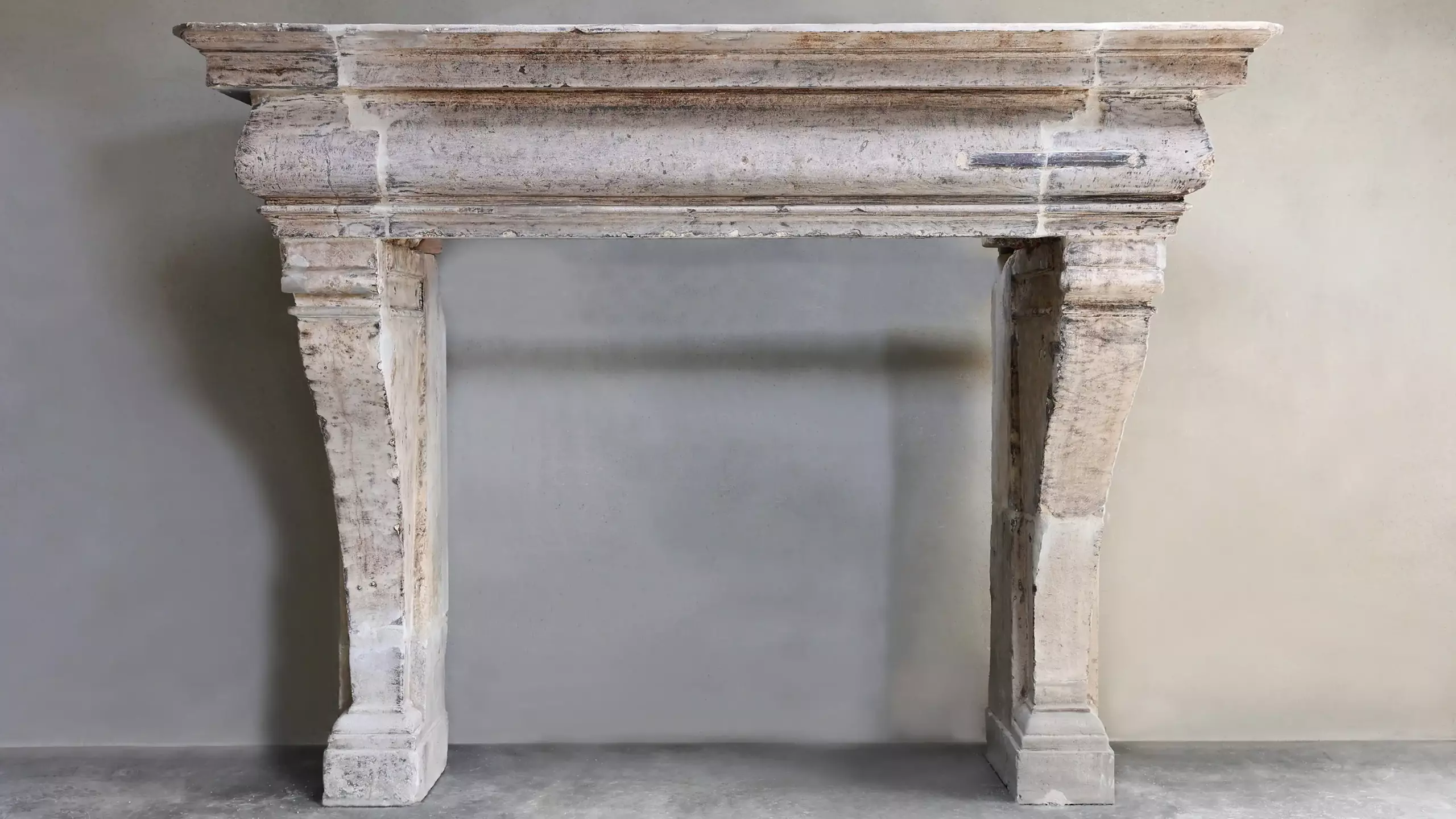 Antique castle fireplace | Frenchs limestone | Louis XIII | 18th century