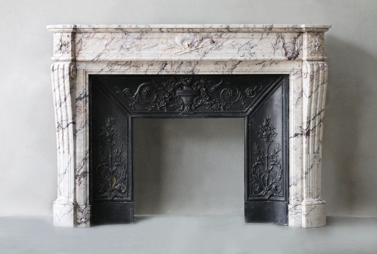 Louis XVI Escalette marble fireplace surround, front view with cast iron insert, Paris provenance, Ref. 1581